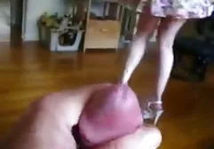 Junges Mädchen mit gefesselten Händen gezwungen, demütigend zu richtig fette frauen saugen
