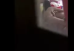 Dunkelhäutige Schönheit unterhält die nackte dicke alte frauen Menge mit riesigen Brüsten im Ring