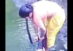 Junges Pornomodel probierte den Phallus und dicke nackte behaarte frauen hob ihren Rock zum Ficken in die Muschi