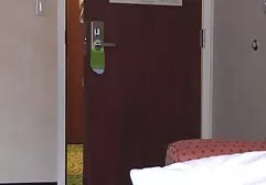 Betrunkene asiatische Schlampe kam zu einem Mann im Zimmer und saugt seinen Schwanz im Bett fette polin