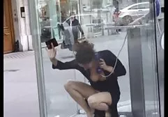 Muschi einer jungen Hündin wird aufgepumpt und bekommt exquisite sexuelle Liebkosungen dicke fette alte weiber mit den Fingern
