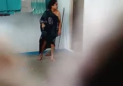 Ein junges Paar kommt fröhlich und geschmackvoll auf einem Sofa hervor nackte dicke frauenbilder