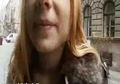 Vollbusiges Mädchen nackte dicke frauen kostenlos in High Heels neckt mit nackter Muschi vor der Webcam zu Hause im Bett