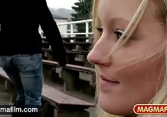 Junge Fotze wird gefingert dicke geile weiber und Dildo durch das Netz