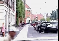 Ein harter Kerl, der nicht sparsam war, riss eine alte vollbusige Hure sexy fette in einen Sack, indem er ihr die Spitze riss