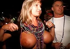Mama hat spaß mit einer jungen lesbe alte fette geile frauen die gummischwänze fickt