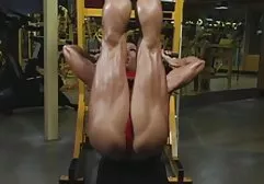 Zwei groovige Mütter teilen sich einen jungen Mann schöne dicke nackte frauen für einen guten Fick
