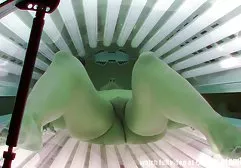 Der mega fette frauen Typ streckt die Vagina einer jungen Schlampe mit einem guten Fisting