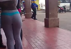 5 Männer in einer Menschenmenge haben abwechselnd die haarige alte dicke geile frauen Muschi einer vollbusigen Latina und die Gruppensex-Creampie-Orgie beendet