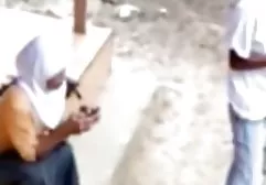 Harter Sex eines jungen Paares auf dicke behaarte weiber dem Teppich und auf der Couch
