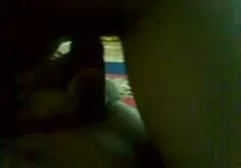 Der Typ scheut nicht, ein Mädchen mit dicke behaarte weiber einem dicken Hintern auf der Couch zu furzen