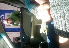 Die wunderschöne reife Dame, die sich auszieht, zeigt ihren Arsch, der bereit ist, einen stehenden männlichen Schwanz dicke bbw anzunehmen