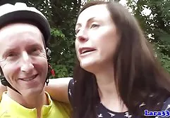 Das magere Mädchen nimmt den mega fette weiber Mund ihres Geliebten auf und zeigt ihren Arsch im Hof