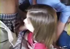 Verführerische dieke weiber Frau saugt gekonnt das dicke Ende eines glücklichen Kumpels