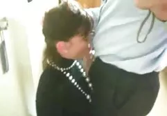 Kambodschanische Nutte mit dicke alte fette weiber einer Kette fickt einen Touristen in einem Hotel tief