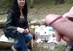 Während dicke deutsche weiber eine Freundin einen Salat hat, zog der Typ eine schwarze Frau mit Riesenmelkzeug in die Dusche