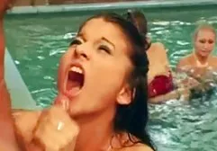 Queen of Anal bekommt eine coole zwei dicke frauen Tracht Prügel mit Ejakulation im Inneren