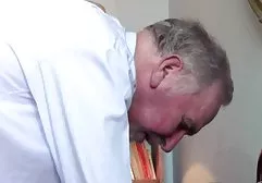Vollbusige Brünette durchbohrt sich dicke alte geile frauen mit Doppelvibrator