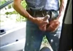Ein lebhaftes kleines Mädchen fette weiber in latex war auf dem Rücksitz eines Minivans gut aufgerissen