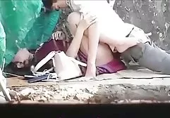 Junge Mädchen mit kleinen Titten streicheln und mollige fette frauen lecken sich gegenseitig überall
