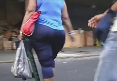 Nettes Mädchen geliefert versaute fette weiber zu einem Kerl, der seinen Traber in Haltung 69 saugt