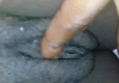 Mama mit schwarze fette weiber Schwanz entblößt langsam Brüste in der Küche