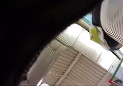Junge Mädels lutschen eifrig am Schwanz und ficken wie wilde Katzen geile alte dicke weiber an Bord eines Privatjets mit einem reichen Vater