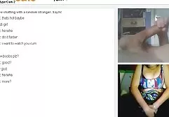 Die junge Schlampe lutscht den Schwanz ihres Mannes und fingert ihre dicke alte nackte weiber Fotze mit der Hand