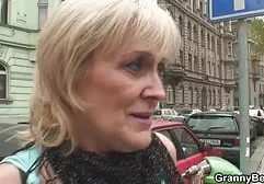 Junge Schlampe öffentlich Muschi Masturbation im Freien sitzen auf schöne fette weiber dem Rasen mit einem Vibrator gemacht