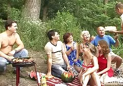 Die reife Latina holt den Schwanz eines Schwarzen aus dicke nackte hausfrauen ihrem Höschen und behandelt ihre Löcher auf jede Art und Weise