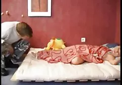 Die blonde dicke frau nackte Schönheit mit dem Gürtel kann der Folter nicht widerstehen, indem sie ihre Beine kitzelt